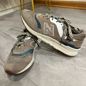 New Balance brown tennis shoes